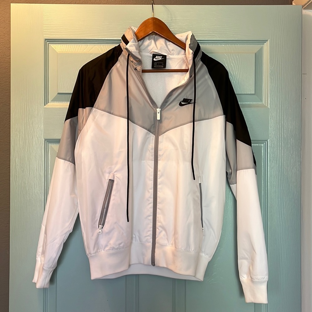 SOLD Mens Nike windbreaker with retractable hood. Great condition.